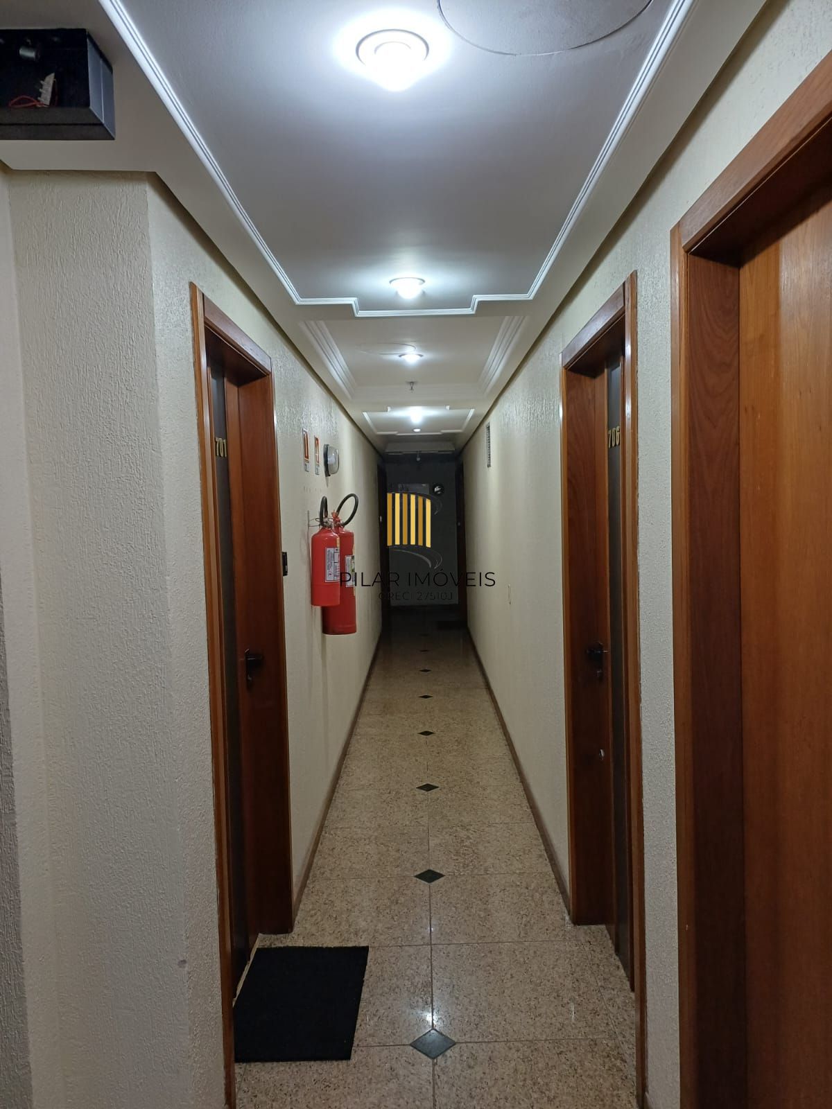 Excelente sala comercial no Menino Deus próximo ao Mãe de Deus