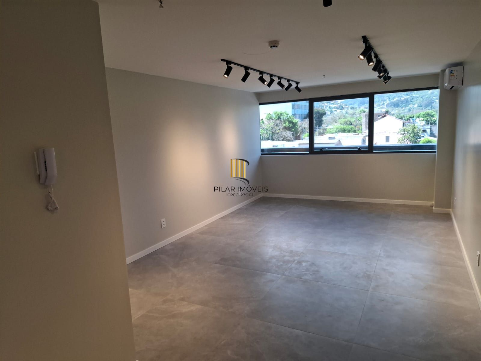 Sala comercial de frente no Linked Teresópolis