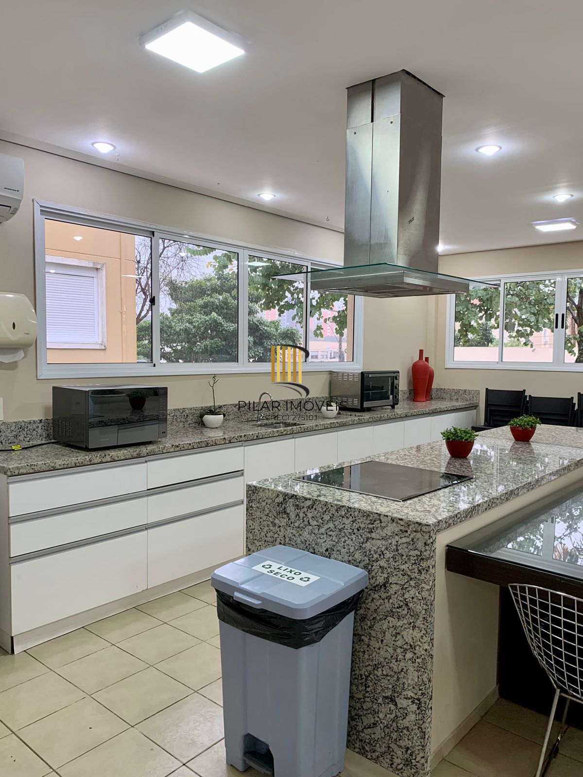 Apartamento semi mobiliado 2 dormitórios com sacada e vaga de garagem em condomínio com infra completa
