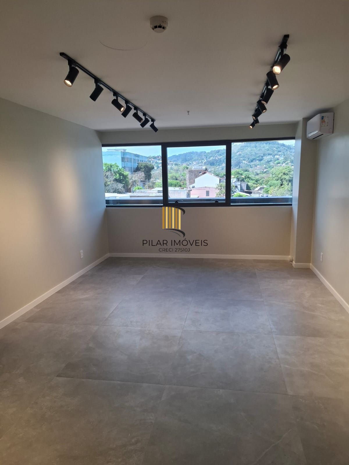 Sala comercial de frente no Linked Teresópolis