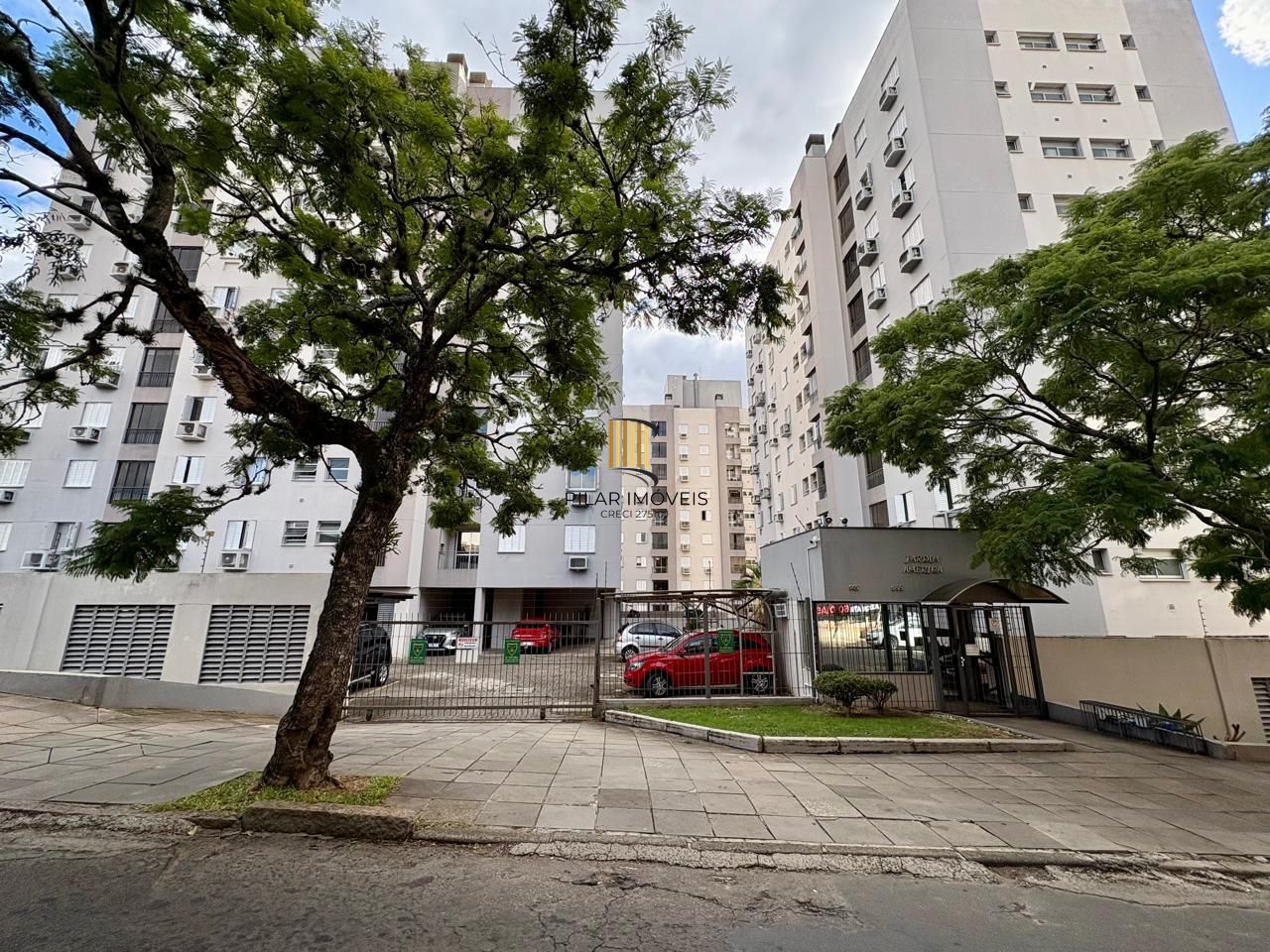 Apartamento 2 dormitórios com sacada e churrasqueira e vaga de garagem coberta