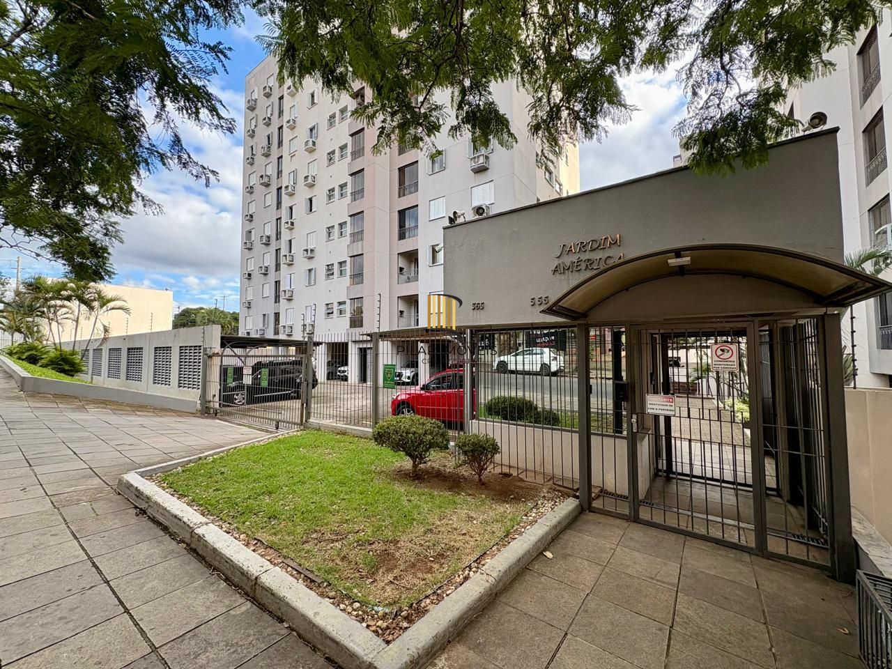Apartamento 2 dormitórios com sacada e churrasqueira e vaga de garagem coberta