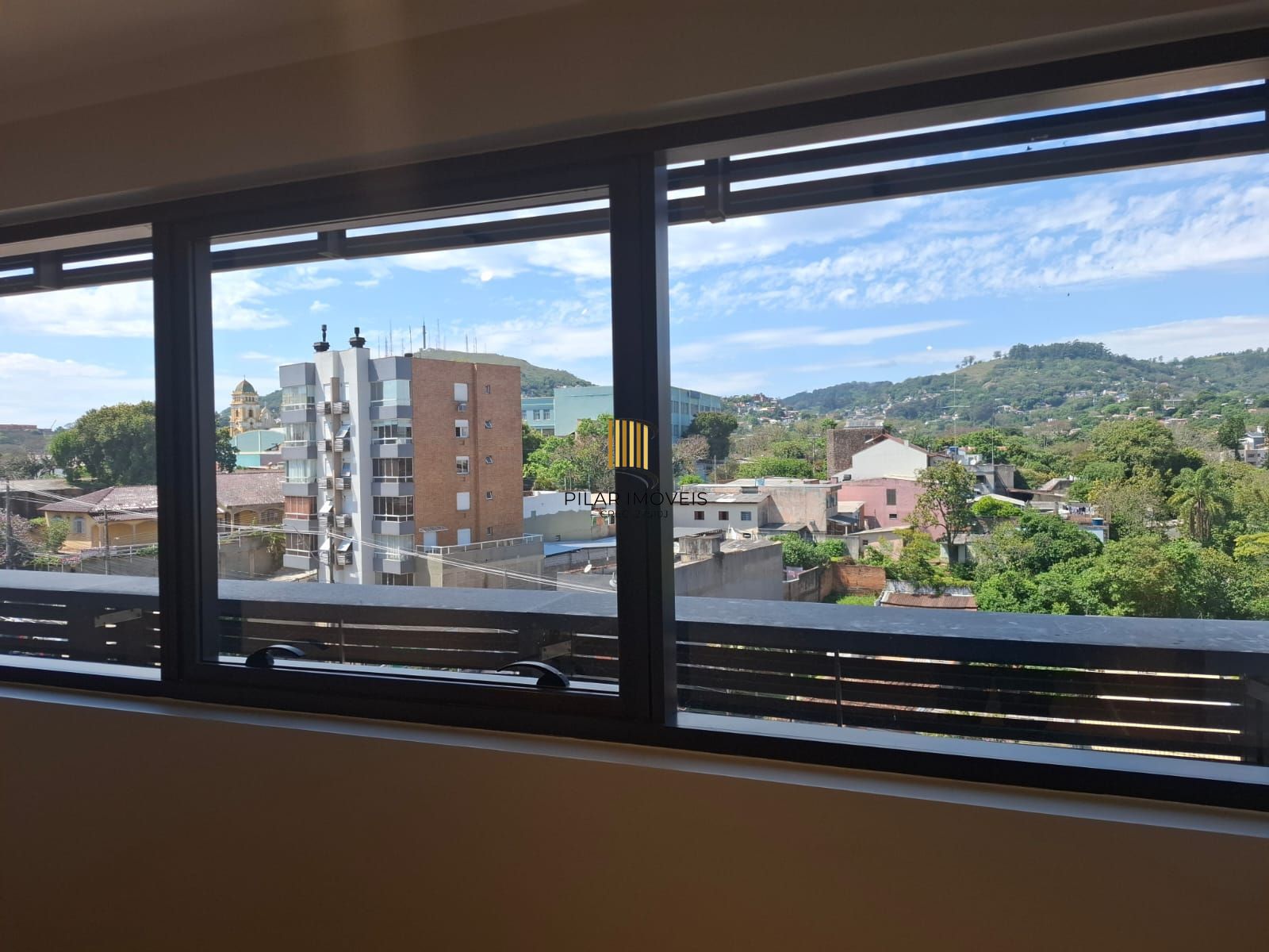 Sala comercial de frente no Linked Teresópolis