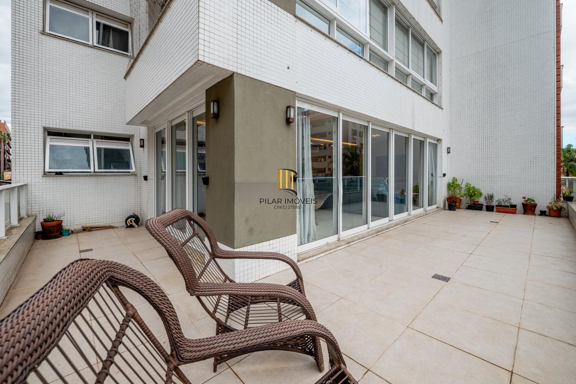 Apartamento Garden com 3 dormitórios, 1 suíte e 3 vagas, no coração do bairro Menino Deus!