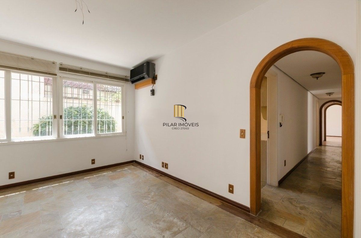 Excelente residência térrea com 272m² de área privativa, com 4 domritórios e 6 vagas de garagem, localizada no bairro Vila Assunção.