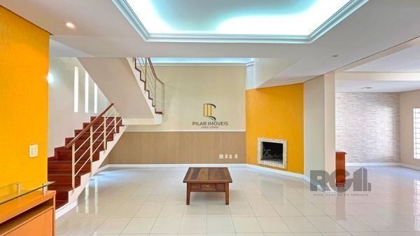 Casa em Porto Alegre, no bairro Nonoai, com 4 dormitório(s), à venda.