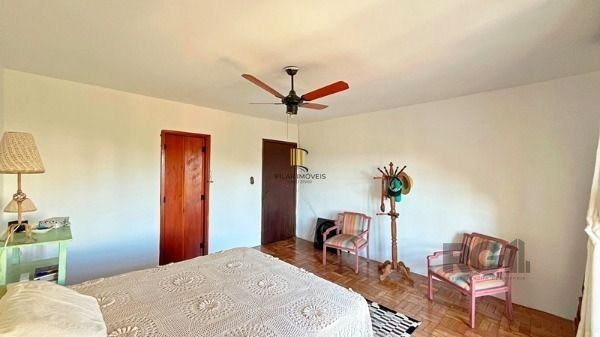 Casa em Porto Alegre, no bairro Tristeza, com 4 dormitório(s), à venda.