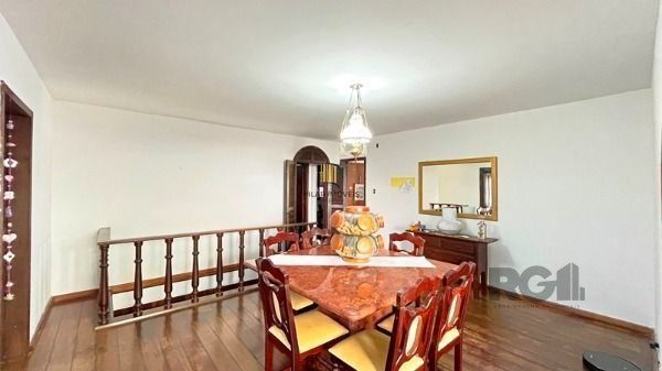 Casa em Porto Alegre, no bairro Tristeza, com 4 dormitório(s), à venda.