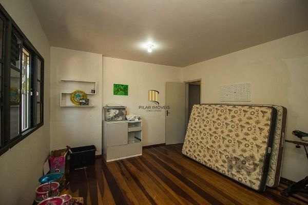 Casa em Porto Alegre, no bairro Vila Nova, com 6 dormitório(s), e 6 banheiros, à