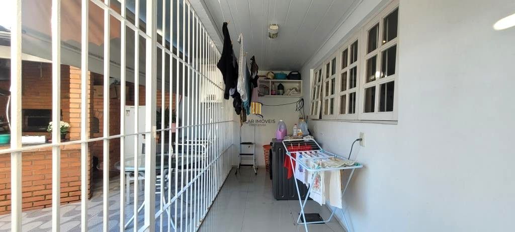 Excelente Casa de Esquina no Residencial Bahamas – Ipanema, com 351m² privativos, 4 dormitórios e duas vagas de garagem.