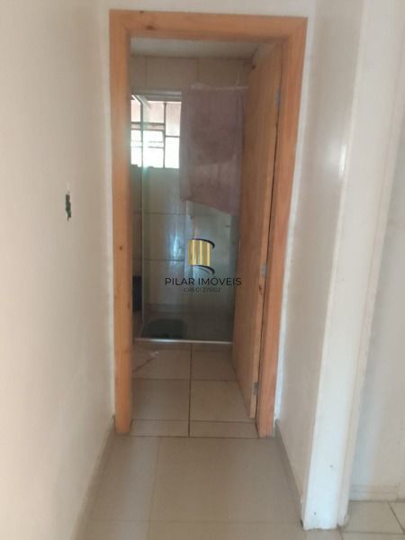 Casa em Porto Alegre, no bairro Guarujá, com 2 dormitório(s), e 2 banheiros, à v