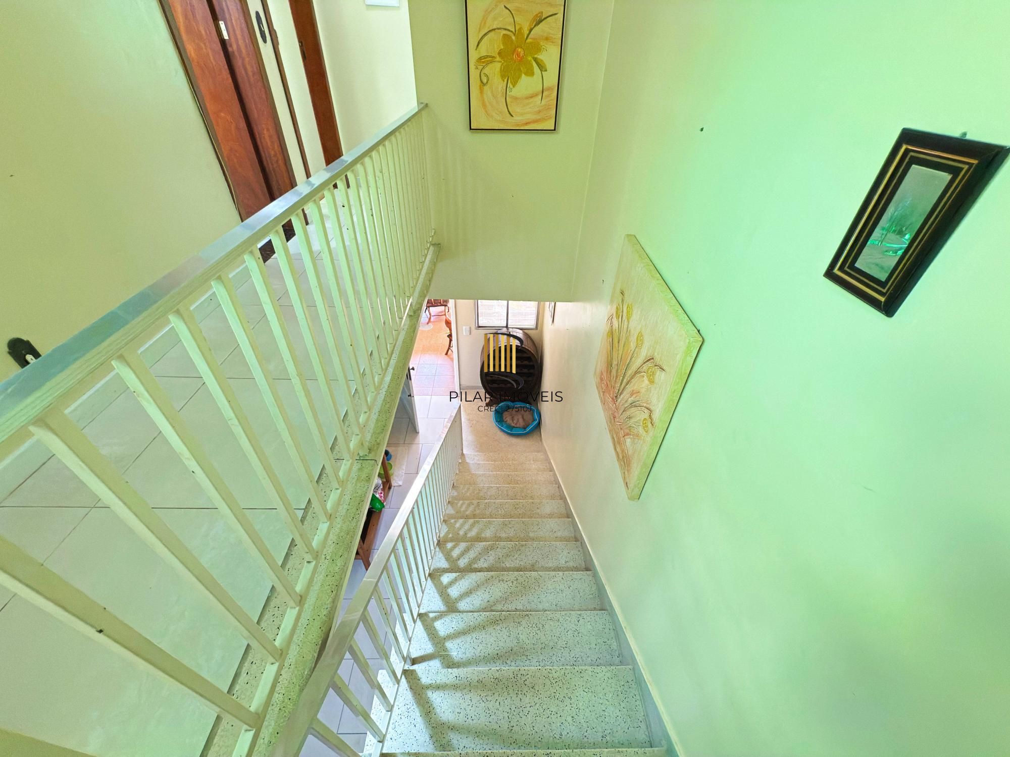 Ótima residência com 4 dormitórios, lareira e piscina no coração do bairro Tristeza.