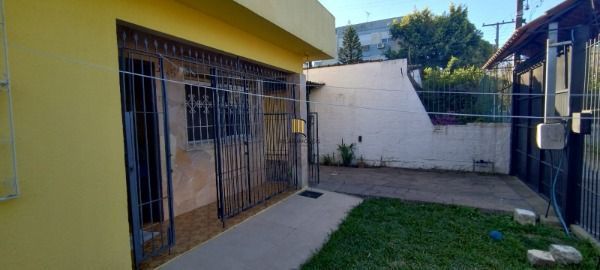 Casa em Porto Alegre, no bairro Vila Nova, com 2 dormitório(s), e 2 banheiros, à