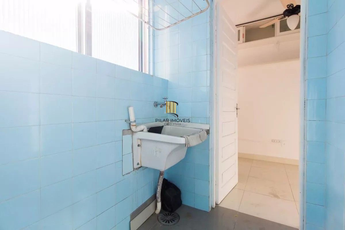 Ótimo apartamento no Menino Deus com 76,48m2 de área privativa, 3 dormitórios e 2 banheiros.