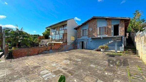 Casa em Porto Alegre, no bairro Tristeza, com 4 dormitório(s), à venda.