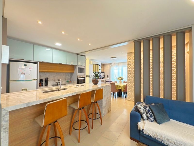 Casa térrea em condomínio fechado com 3 suítes.