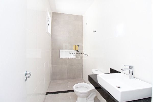 Casa em Porto Alegre, no bairro Hípica, com 2 dormitório(s), e 2 banheiros, à ve