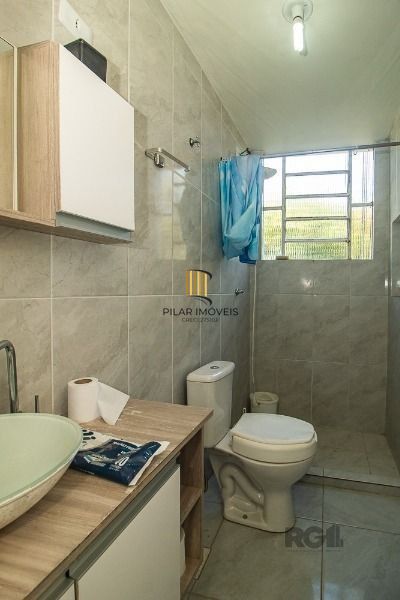 Casa em Porto Alegre, no bairro Vila Nova, com 6 dormitório(s), e 6 banheiros, à