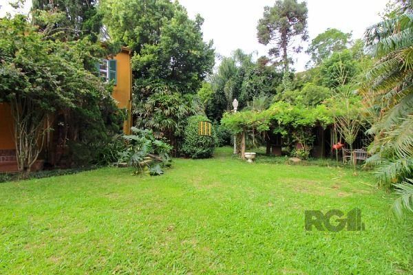 Casa em Porto Alegre, no bairro Pedra Redonda, com 7 dormitório(s), e 7 banheiro