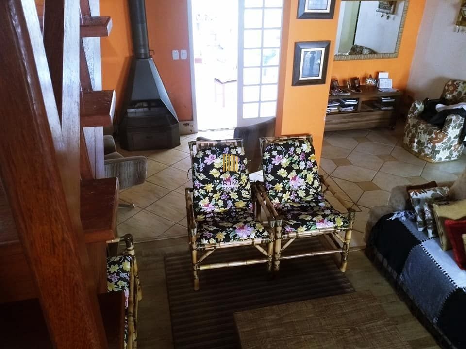 Ótima casa em rua tranquila.