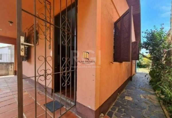 Casa em Porto Alegre, no bairro Tristeza, com 2 dormitório(s), e 2 banheiros, à 