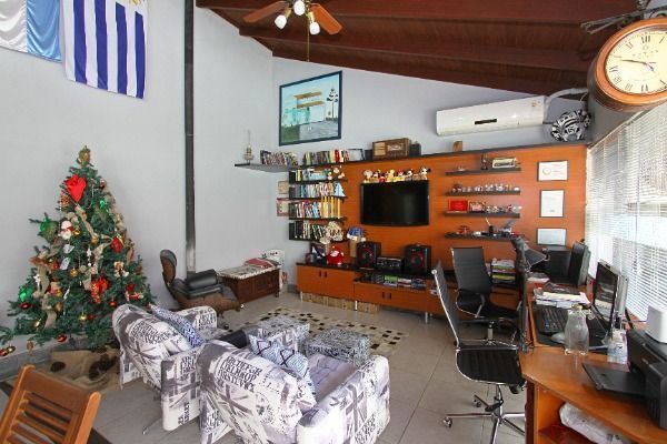 Sobrado para Venda - 208m², 3 dormitórios, sendo 1 suites, 4 vagas - Nonoai