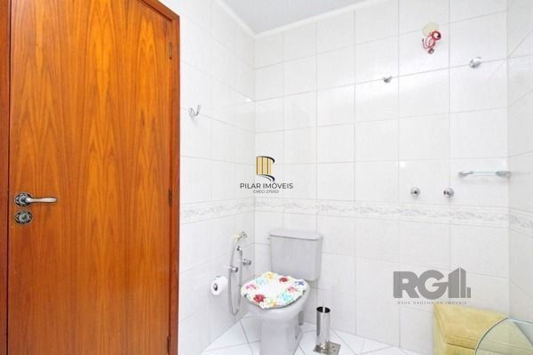 Casa em Porto Alegre, no bairro Tristeza, com 3 dormitório(s), e 3 banheiros, à 