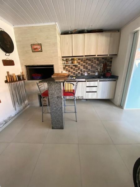 Casa em Porto Alegre, no bairro Hípica, com 2 dormitório(s), e 2 banheiros, à ve