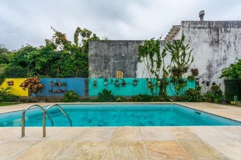 Belíssima casa de esquina, em estilo colonial com 277m2 de área privativa, terreno com 1014m2, 4 dormitórios e 3 suítes.