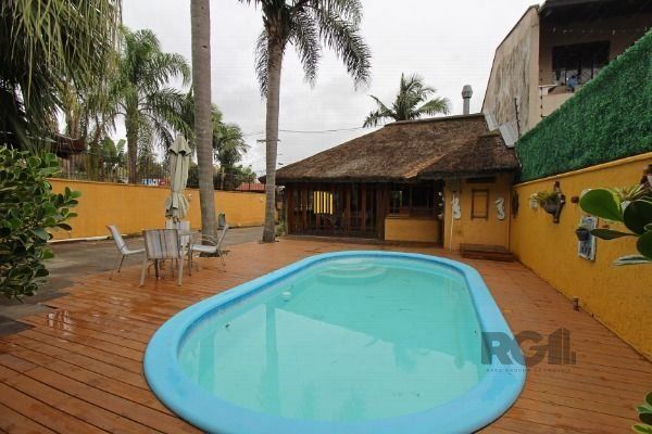 Casa em Porto Alegre, no bairro Guarujá, com 3 dormitório(s), e 3 banheiros, à v