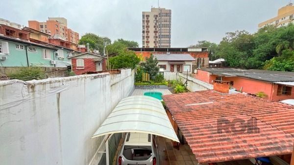 Casa em Porto Alegre, no bairro Tristeza, com 3 dormitório(s), e 3 banheiros, à 