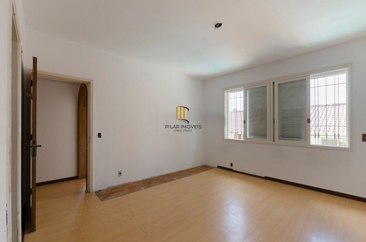 Excelente residência térrea com 272m² de área privativa, com 4 domritórios e 6 vagas de garagem, localizada no bairro Vila Assunção.