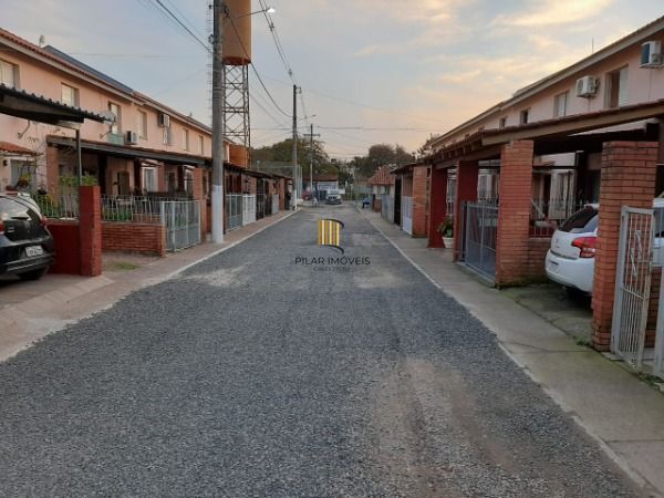 Sobrado em Porto Alegre, no bairro Vila Nova, com 2 dormitório(s), e 2 banheiros