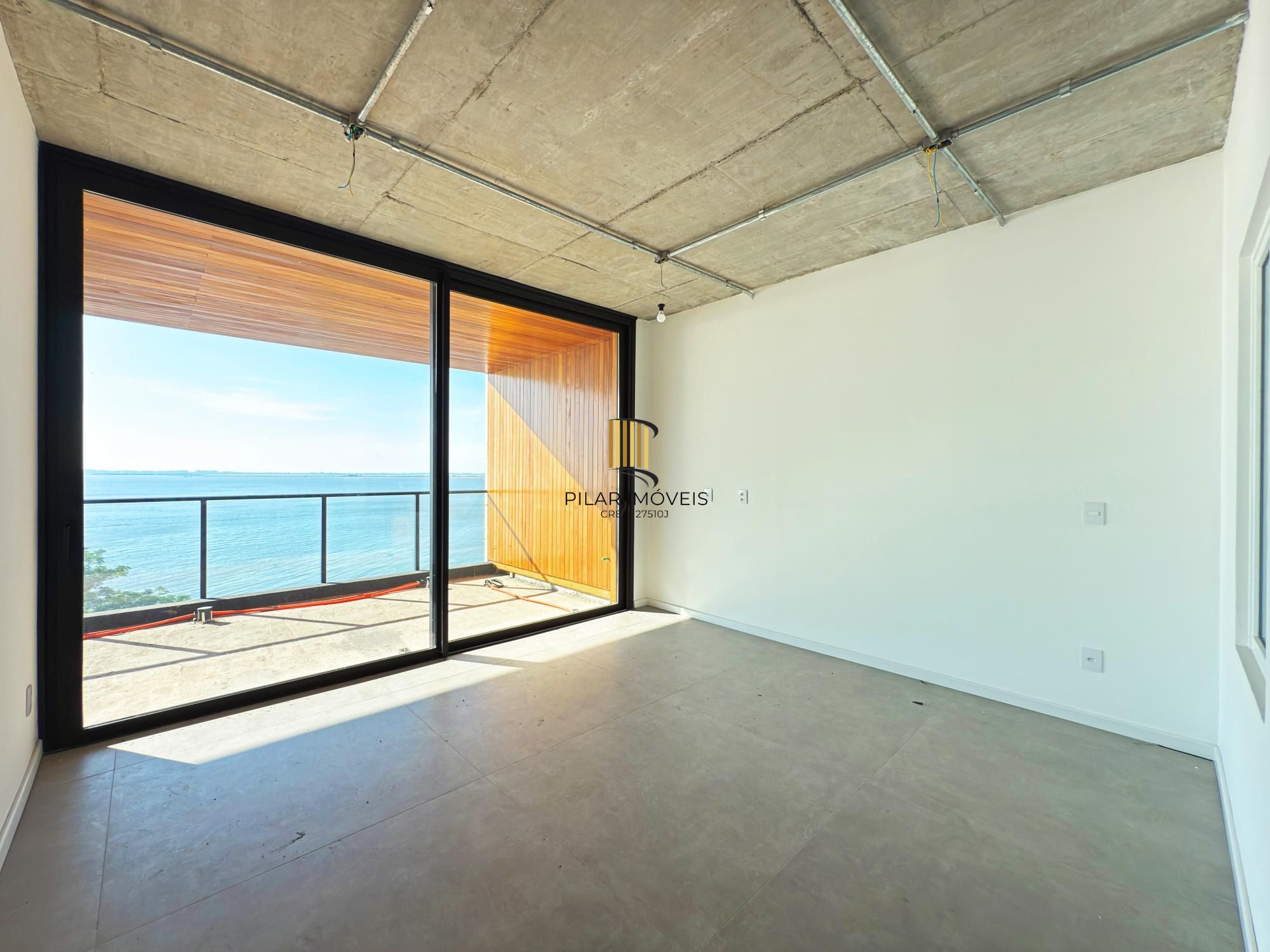 Belíssimo apartamento com 230,6m2, 3 suítes e 4 vagas de garagem. Projeto diferenciado e vista deslumbrante para o pôr do sol do Guaíba.