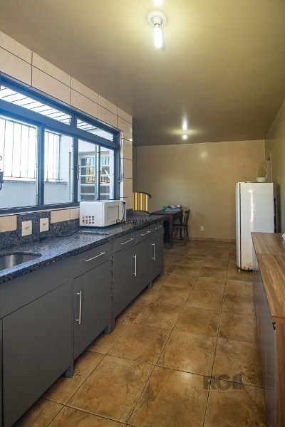 Casa em Porto Alegre, no bairro Vila Nova, com 6 dormitório(s), e 6 banheiros, à