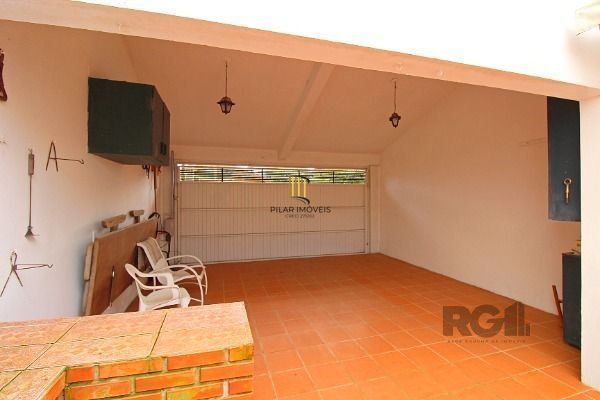 Casa em Porto Alegre, no bairro Guarujá, com 3 dormitório(s), à venda.