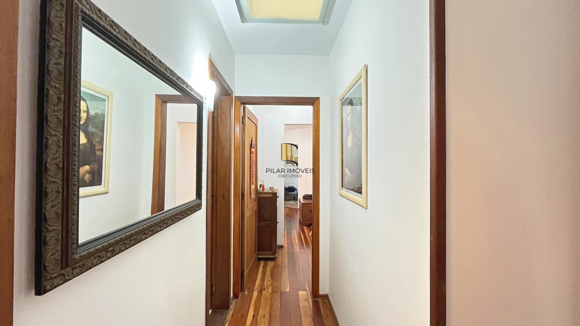 Casa 3D com 2 suítes e piscina.