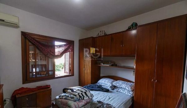 Casa em Porto Alegre, no bairro Cavalhada, com 5 dormitório(s), e 5 banheiros, à