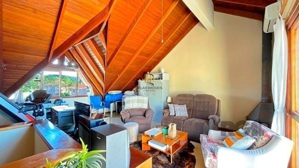 Casa em Porto Alegre, no bairro Ipanema, com 3 dormitório(s), e 3 banheiros, à v