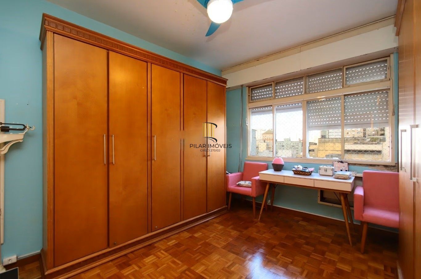 Amplo apartamento de 130m² privativos no Centro Histórico de Porto Alegre.