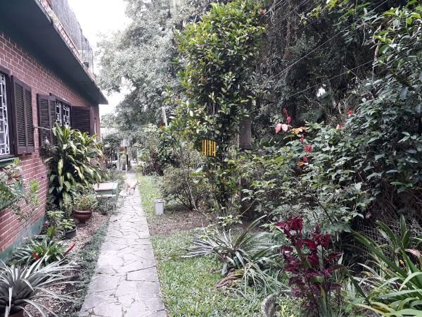 Casa em Porto Alegre, no bairro Pedra Redonda, com 2 dormitório(s), e 2 banheiro
