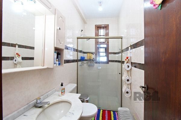 Sobrado em Porto Alegre, no bairro Vila Nova, com 3 dormitório(s), e 3 banheiros