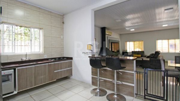 Casa bairro Medianeira, com 3 dormitórios, 2 banheiros, com piscina para venda.