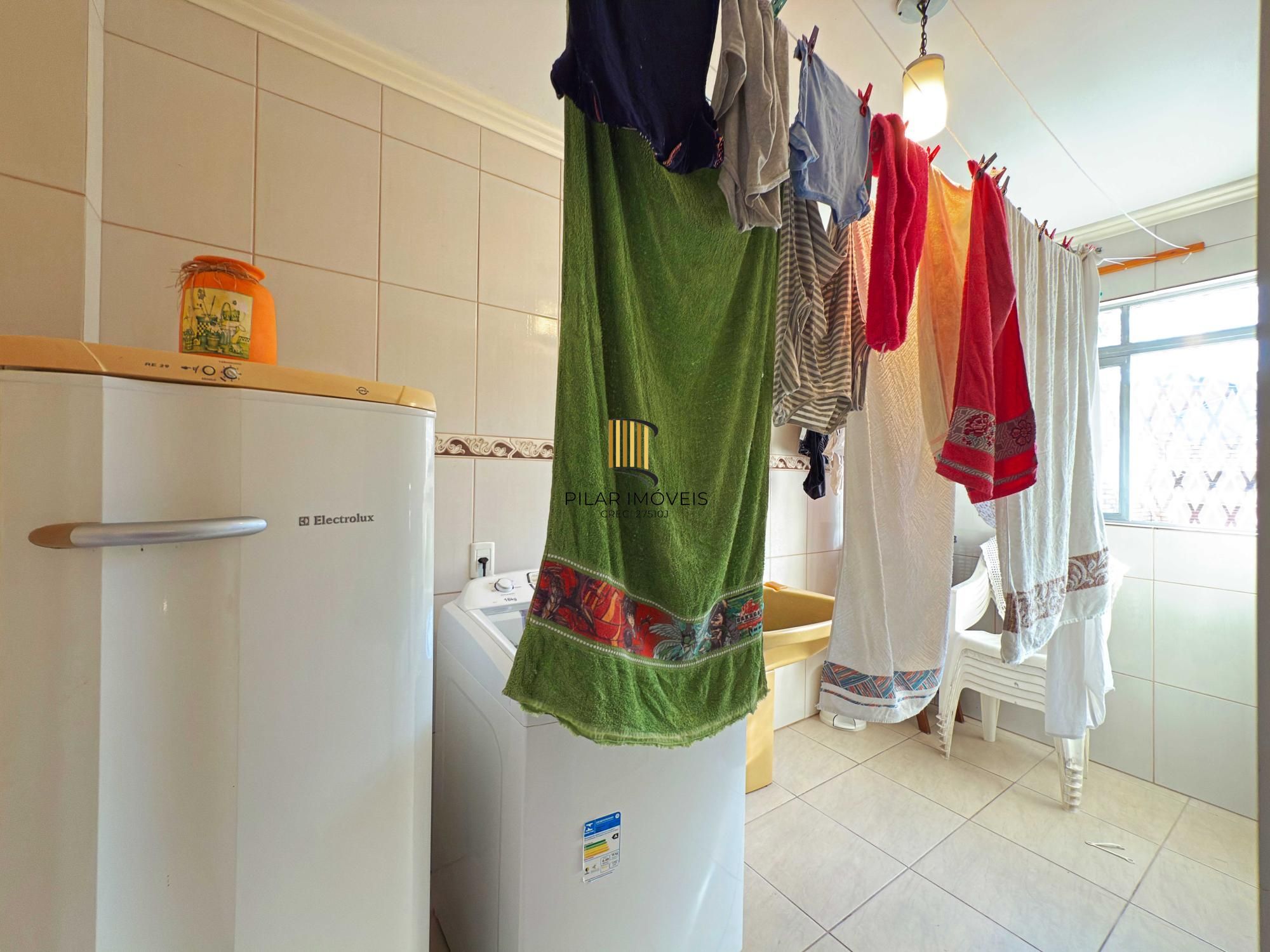 Ótima residência com 4 dormitórios, lareira e piscina no coração do bairro Tristeza.