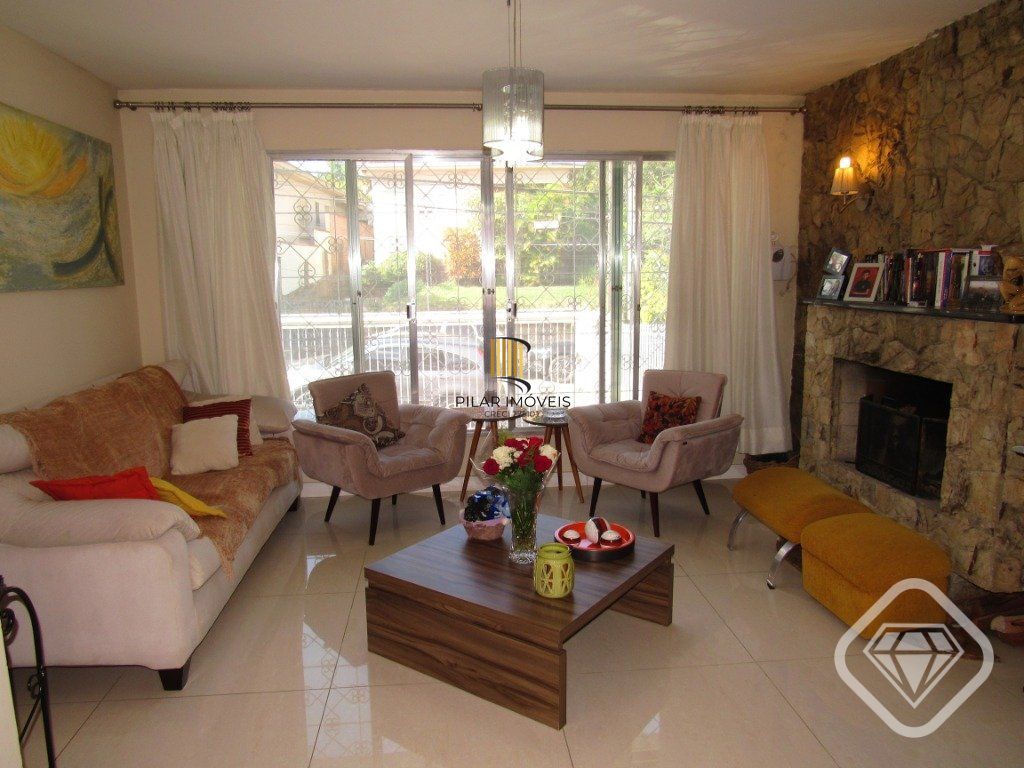 Ótima residência com 4 dormitórios, lareira e piscina no coração do bairro Tristeza.