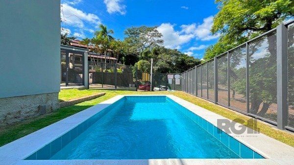 Casa em Porto Alegre, no bairro Jardim Isabel, com 3 dormitório(s), e 3 banheiro