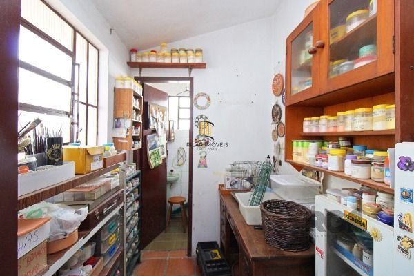 Casa em Porto Alegre, no bairro Guarujá, com 3 dormitório(s), à venda.