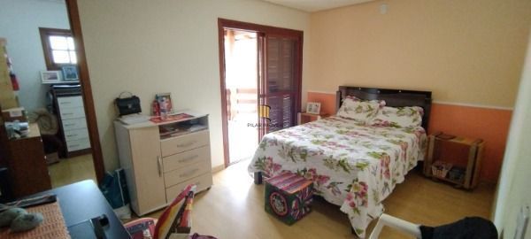 Casa em Porto Alegre, no bairro Nonoai, com 6 dormitório(s), e 6 banheiros, à ve