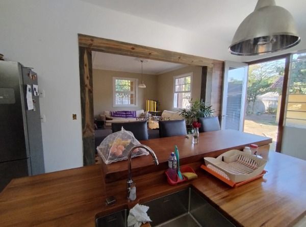 Casa em Porto Alegre, no bairro Vila Nova, com 3 dormitório(s), e 3 banheiros, à