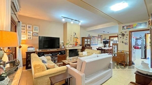 Casa em Porto Alegre, no bairro Ipanema, com 3 dormitório(s), e 3 banheiros, à v